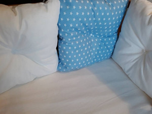 Rácsvédő párna babáknak kiságyba, leesésgátlós ágyba kék alapon csillagos mintában