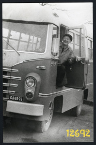 Eredeti fotó, papírkép. Ikarus AMG-408 autóbusz a sofőrjével, I.telep 1961. Székesfehérvár (?), j...