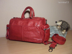 Csipkebogyó-vörös valódi bőr, sportosan elegáns táska