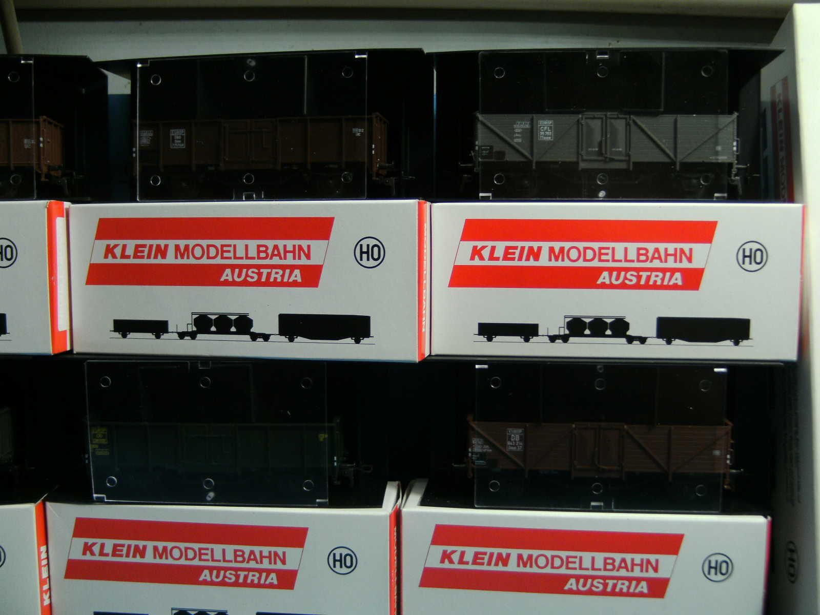 H0-ÁS 1:87-ES NEMZETKÖZI SZERELVÉNY KÖF DIESEL MOZDONNYAL 6 ORSZÁG NYITOTT TEHERKOCSIJÁVAL