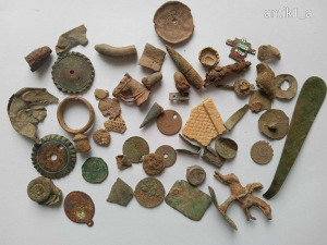 Vegyes antik tétel LOT. Érmék, lőszerhüvely, ólom figura, lőszermag, jelvény, medál.18,19,20. Század