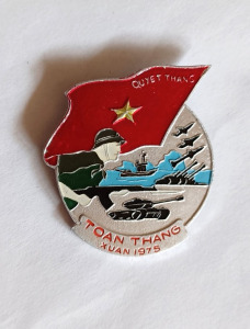 Vietnam kommunista hadsereg jelvény, festett aranyozott nagy méretű - magyar ICCS misszió 1975