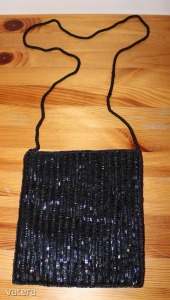 fekete gyöngyös flitteres táska