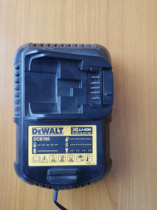 DeWalt DCB 105 akkumulátortöltő
