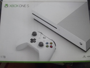 M-98  Xbox One 1 Tb Gép+ Gari + Tartozékok+ 111 Db Csúcs Játék