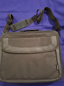 Targus laptop táska, https://uk.targus.com/products/classic-15-15_6-inch-clamshell-case-black-tar300