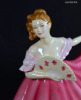 ELAINE ... LÁNY LEGYEZŐVEL ... GYŰJTŐI ROYAL DOULTON PORCELÁN SZOBOR X
