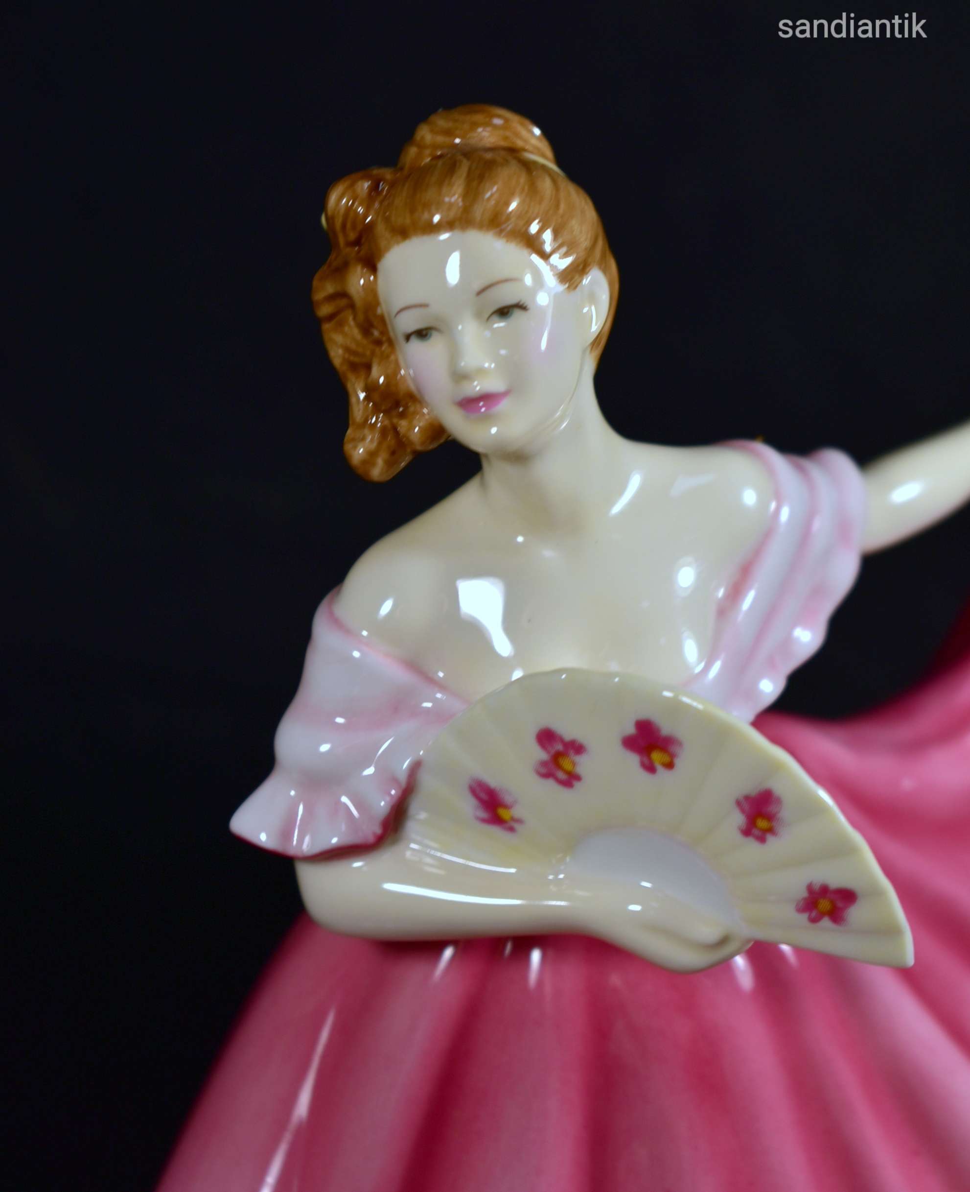 ELAINE ... LÁNY LEGYEZŐVEL ... GYŰJTŐI ROYAL DOULTON PORCELÁN SZOBOR X