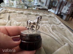 Miniatűr ezüst ló a csikójával