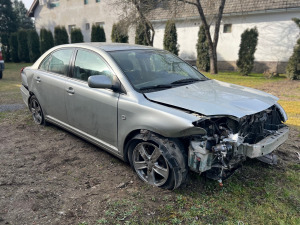 Eladó sérült Toyota Avensis 1.6. Benzines személyautó