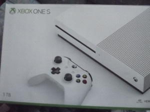 M-96  Xbox One 1 Tb Gép+Gari+ Tart+51 Csúcs Játék