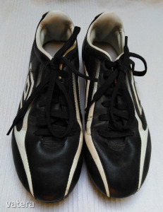 Umbro feketefehér gyerek focicipő stoplis cipő 36 bth: 23 cm