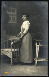 Dunky műterem, Kolozsvár, Erdély, elegáns hölgy fotellal, különös festett háttér, 1910-es évek, E...
