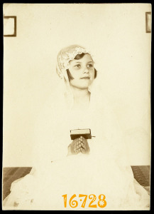 Lány ünneplő ruhában, elsőáldozó, vallás, 1920-as évek, Eredeti fotó, papírkép.
