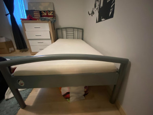 JYSK Valsted (90x200), keveset használt fém ágykeret, matraccal, ágyráccsal