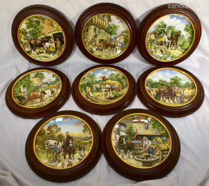 VIDÉKI LOVAS JELENETEKKEL ... GYÖNYÖRŰ 8 DBOS PORCELÁN DÍSZ TÁNYÉR SZETT FA KERETEZÉSSEL X !!!