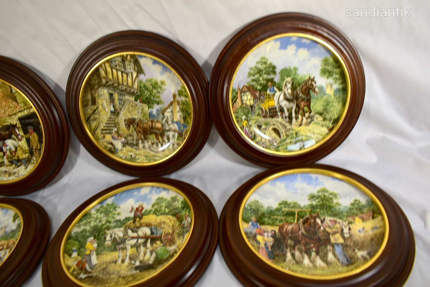 VIDÉKI LOVAS JELENETEKKEL ... GYÖNYÖRŰ 8 DBOS PORCELÁN DÍSZ TÁNYÉR SZETT FA KERETEZÉSSEL X !!!