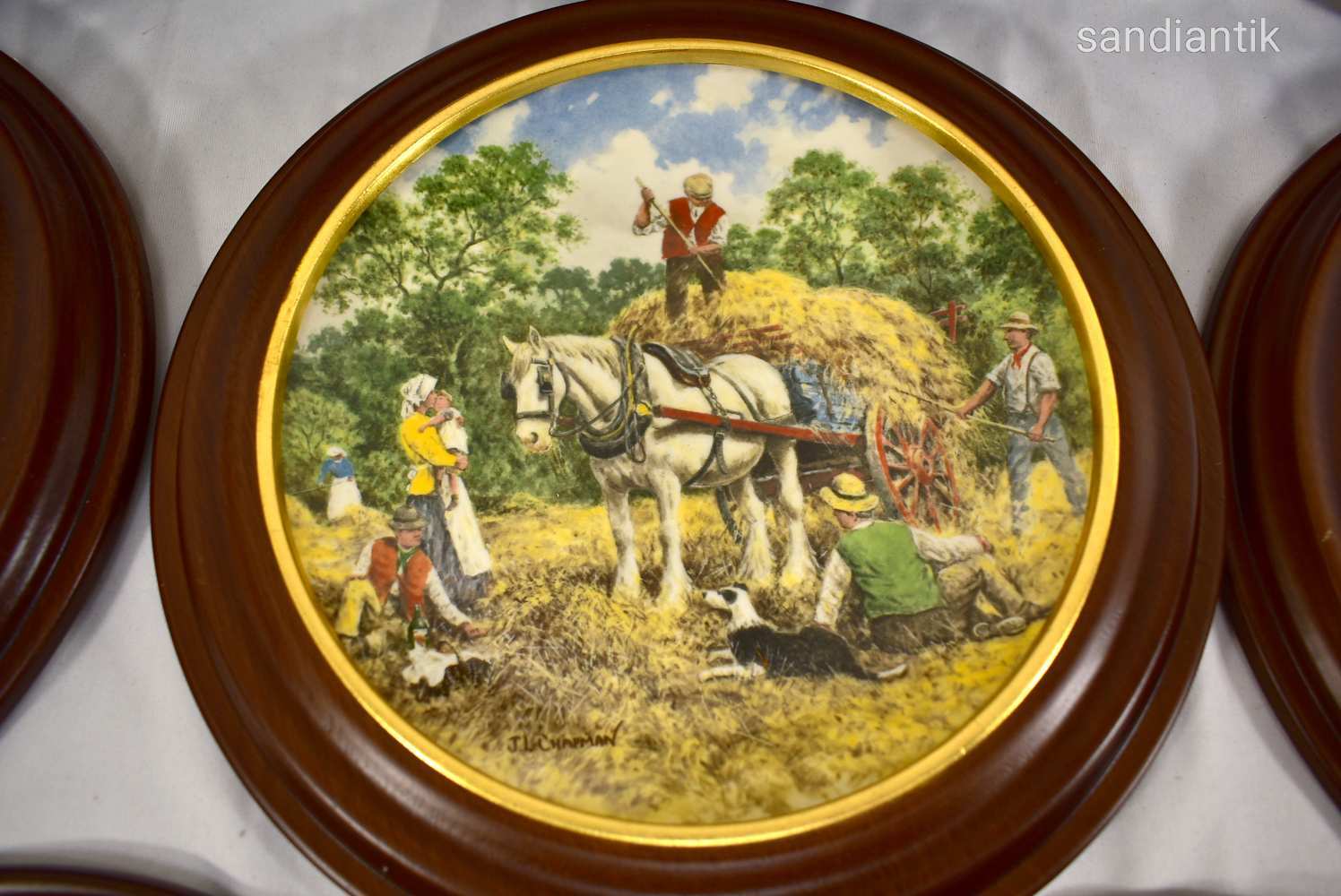 VIDÉKI LOVAS JELENETEKKEL ... GYÖNYÖRŰ 8 DBOS PORCELÁN DÍSZ TÁNYÉR SZETT FA KERETEZÉSSEL X !!!