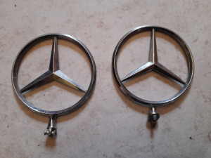 2 db Mercedes embléma