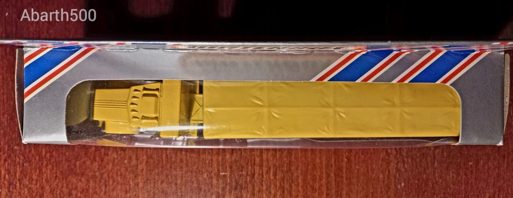 Le tracteur Kenworth avec sa semi remorque porte autos Matchbox au 1/90e