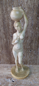 Antik csontfaragás, szobor, afrikai nő korsóval